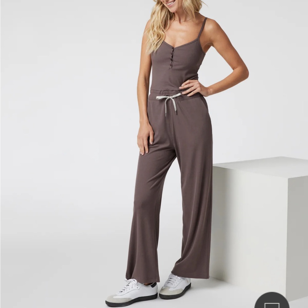 Vuori Pose Henley Jumpsuit size Medium in color Chocolate